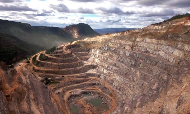 Como é realizada a avaliação de recursos minerais