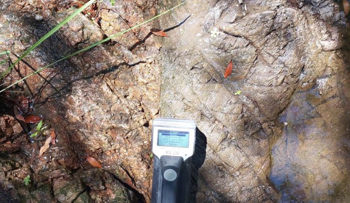 <div>Serviços</div>
<h1>Gamaespectometria</h1>
<div>
<p>Como funciona o método da Gamaespectrometria?</p>
</div>
<p>
<a href="/materiais/">Conheça nossos materiais </a>
</p>
<div>
<div>
<p dir="ltr" style="line-height: 1.7999999999999998; text-indent: 28.35pt; text-align: justify; margin-top: 0pt; margin-bottom: 0pt;">A gamaespectrometria é uma investigação geofísica que vai medir as fontes de radiação de um determinado material, sendo as principais fontes de radiação natural gama detectadas na superfície terrestre provendo da desintegração natural do potássio (40K) e dos elementos da série do urânio (238U) e do tório (232Th) em solo e rochas.<br />A contagem total da radiação vai ser obtida através de um espectrômetro, pela medida de todos os raios gama dentro da janela de energia de 0,41 a 2,81 MeV. Neste intervalo, cada um desses três elementos se concentra em picos de energias diferentes e o equipamento de medição registra as energias e intensidades em intervalos regulares em amostras de rochas/solo. Com base nos padrões espectrais e nas intensidades dos picos, é possível inferir a concentração e distribuição desses elementos na subsuperfície.</p>
</div>
</div>
<p><img data-src="/wp-content/uploads/2024/01/servicos-gamaespectrometria.jpg" alt="Gamaespectometria"/></p>
<div>
<h3>Quais são as Principais Aplicações da Gamaespectrometria?</h3>
<div>
<p>Após as correções e o processamento de dados gamaespectrométricos, os resultados são interpretados em conjunto com outros dados geológicos e geofísicos para entender a composição do subsolo. A distribuição espacial dos elementos radioativos pode fornecer informações sobre a geologia regional, a mineralogia das rochas, a presença de depósitos minerais, alteração hidrotermal, estruturação geológica, entre outros aspectos.<br />O principal resultado da gamaespectrometria é o chamado mapa ternário dos elementos radiométricos, que é gerado a partir da associação de determinadas cores a um dos radioelementos. Geralmente, sendo as cores RGB (Red, Green e Blue), para o K (%) e o tório e urânio em (ppm). Dessa forma as cores se associam a cada um dos vértices de um triângulo equilátero, com gradações variando de acordo com cada um dos elementos.</p>
<p>Se você deseja contar com especialistas para fazer esse serviço, entre em contato conosco e solicite um orçamento gratuito.</p>
</div>
</div>
<ul>
<li>
<p>        <img data-src="/wp-content/uploads/2020/05/11-9-1.png" alt="gamaespectrometria"/>
</li>
<li>
<p>        <img data-src="/wp-content/uploads/2024/02/servicos-gamaespectrometria-campo-02.jpeg" alt="GAMAESPECTOMETRIA"/>
</li>
<li>
<p>        <img data-src="/wp-content/uploads/2024/02/servicos-gamaespectrometria-campo-03.jpg" alt="GAMAESPECTOMETRIA"/>
</li>
</ul>
<h2>Serviços relacionados</h2>
<ul>
<li>
<p>        <img data-src="/wp-content/uploads/2024/02/servicos-geofisica-aplicada-a-barragem-campo-03.jpeg" alt=""/>
</li>
<li>
<p>        <img data-src="/wp-content/uploads/2024/02/servicos-gavimetria-campo-01.jpg" alt=""/>
</li>
<li>
<p>        <img data-src="/wp-content/uploads/2024/02/servicos-gpr-campo-03.jpg" alt=""/>
</li>
</ul>
<h1>Precisando de ajuda <br /> com algum dos nossos serviços?<br /></h1>
<div>
<p><span class="arrow-moving" uk-icon="icon: arrow-right; ratio: 2.5"></span><a href="/contato">Entre em contato!</a></p>
</div>